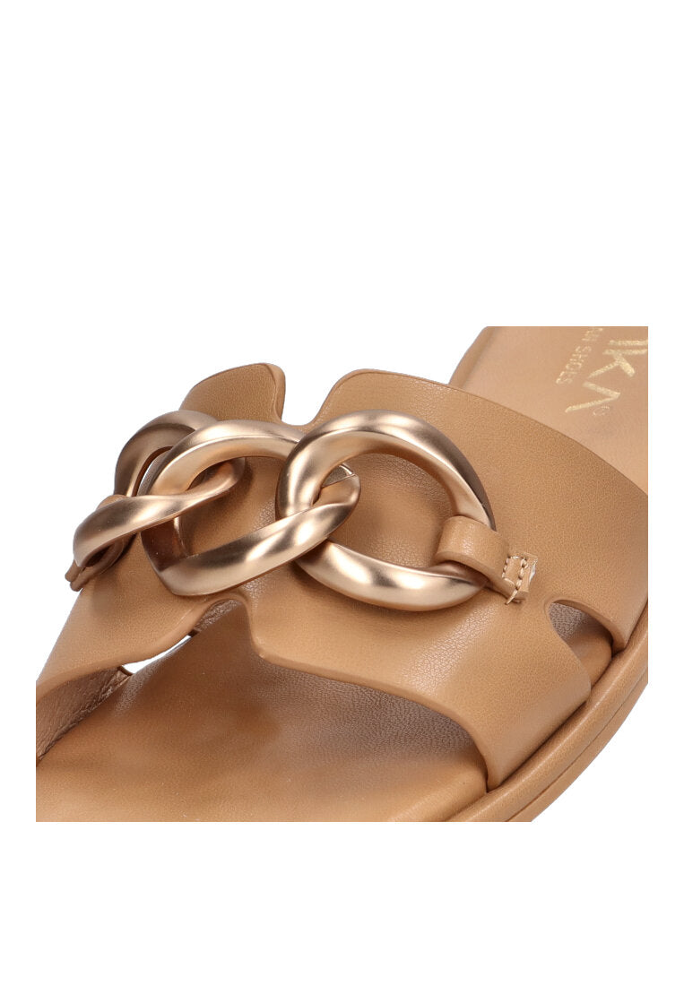 SANDALIA DETALLE CADENA ETIKA ARENISCO 10025 MUJER CAMEL